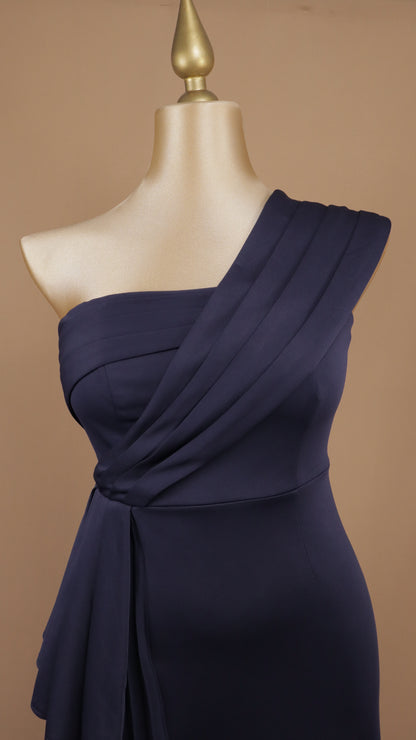 Vestido largo plus size con falda plisada y escote asimétrico