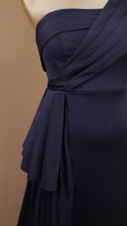 Vestido largo plus size con falda plisada y escote asimétrico