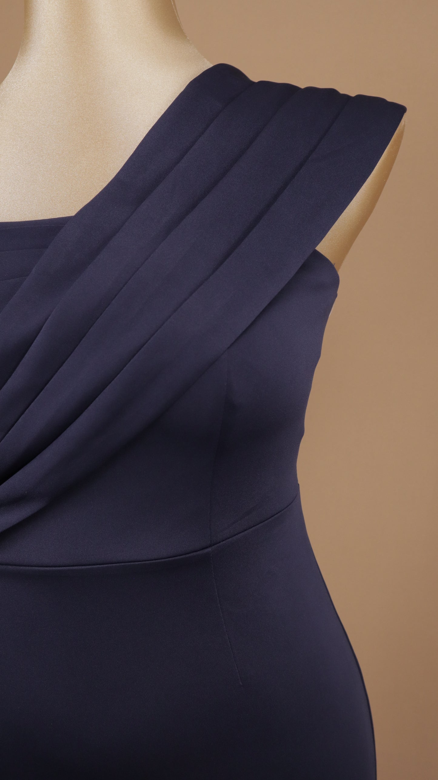 Vestido largo plus size con falda plisada y escote asimétrico