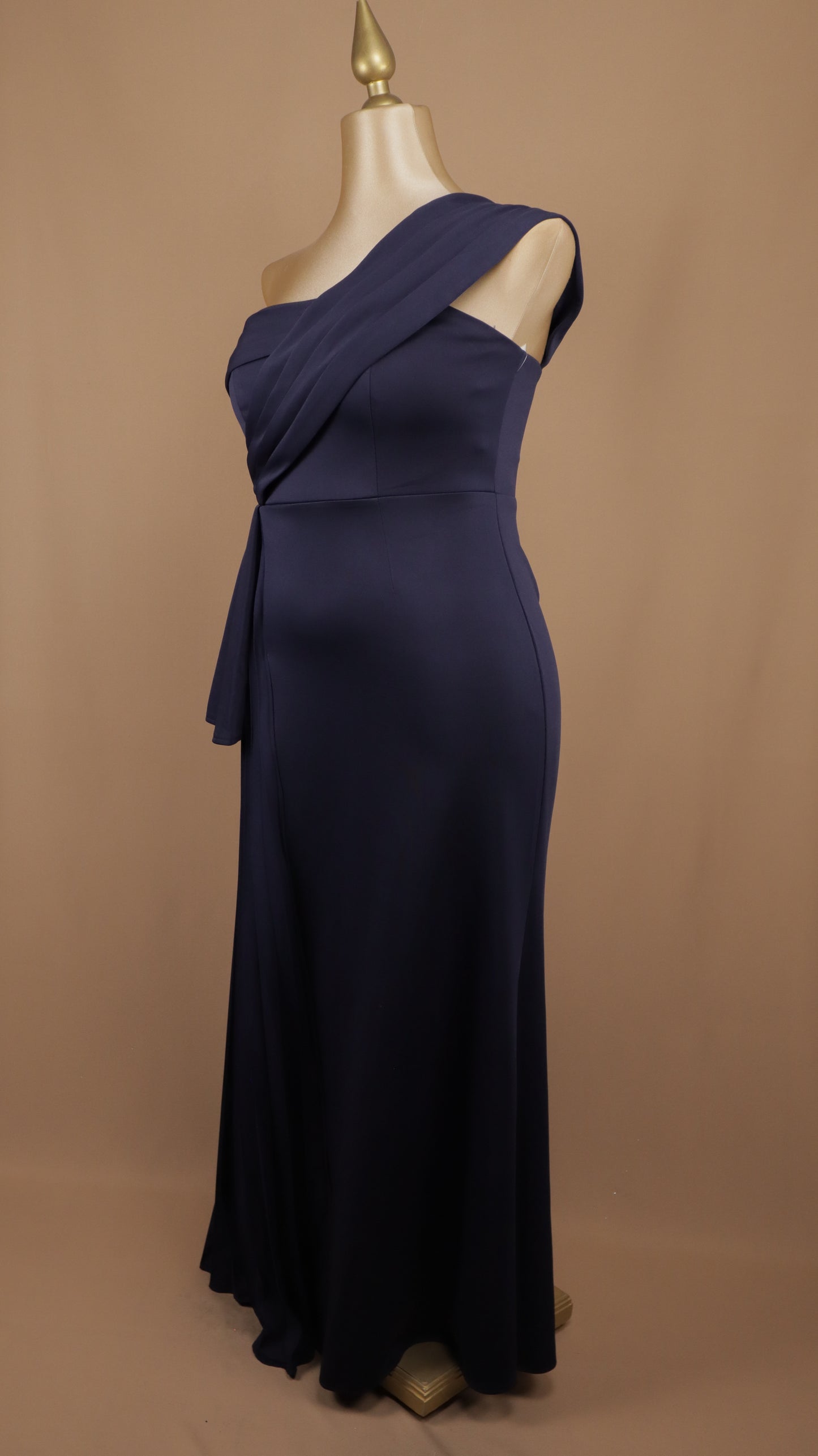 Vestido largo plus size con falda plisada y escote asimétrico