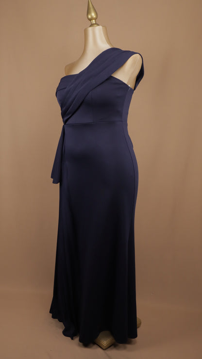 Vestido largo plus size con falda plisada y escote asimétrico