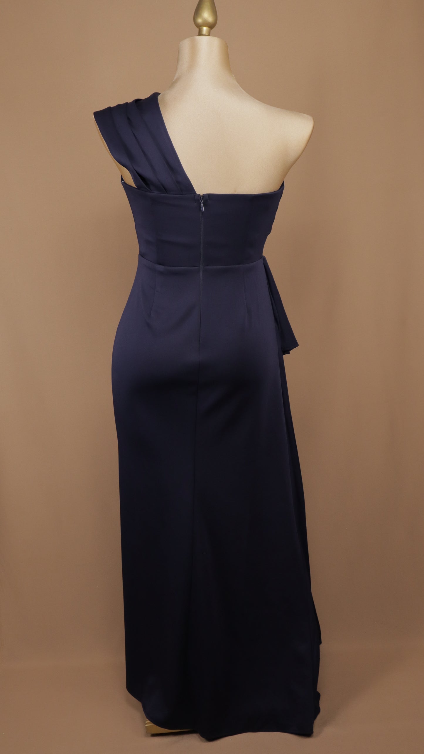 Vestido largo plus size con falda plisada y escote asimétrico