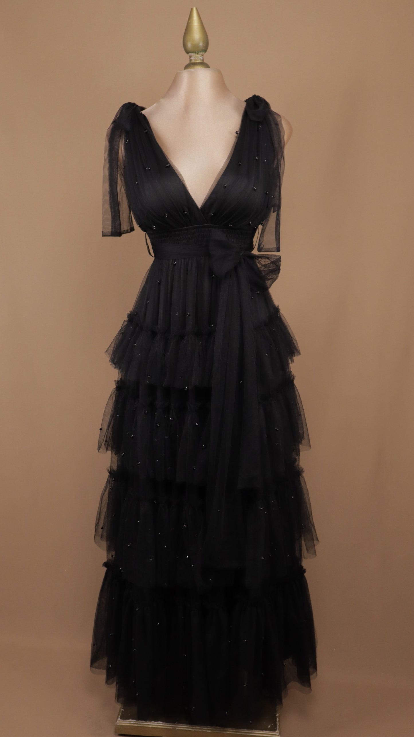 Vestido largo de tul en capas con lazos en los hombros y pedrería