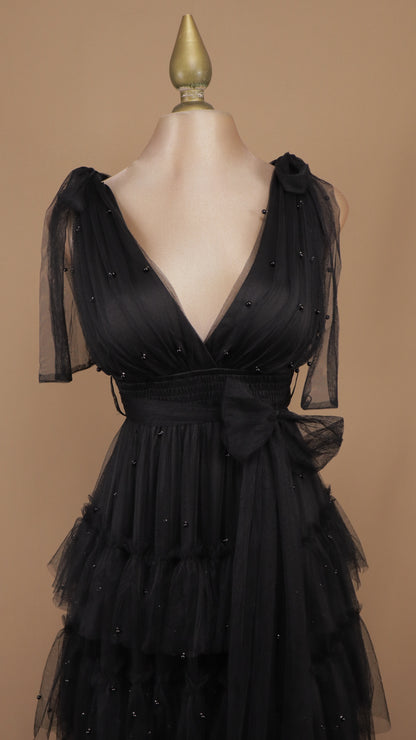 Vestido largo de tul en capas con lazos en los hombros y pedrería