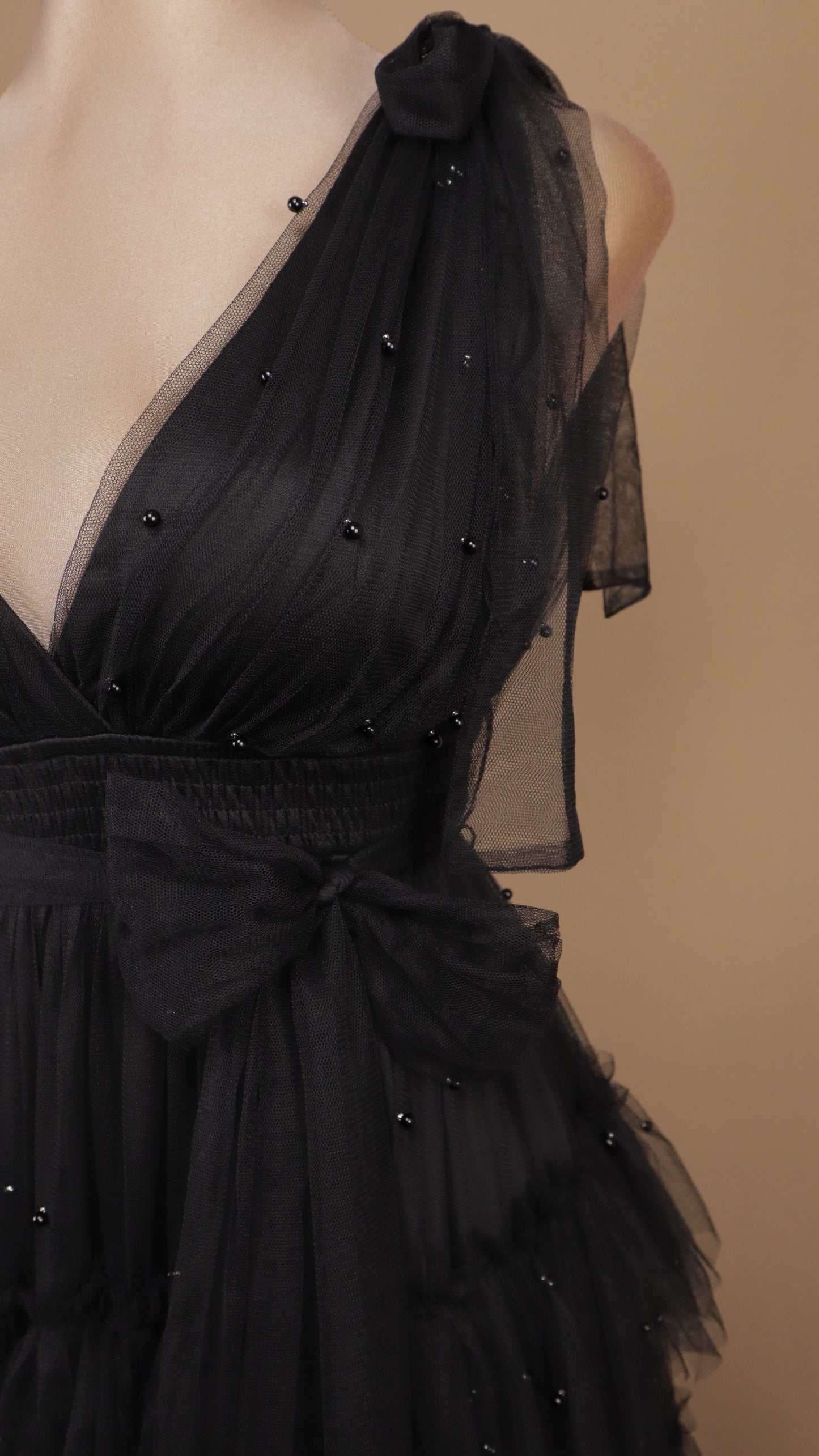 Vestido largo de tul en capas con lazos en los hombros y pedrería
