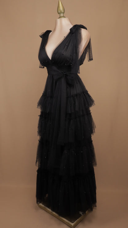 Vestido largo de tul en capas con lazos en los hombros y pedrería