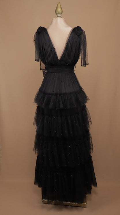 Vestido largo de tul en capas con lazos en los hombros y pedrería
