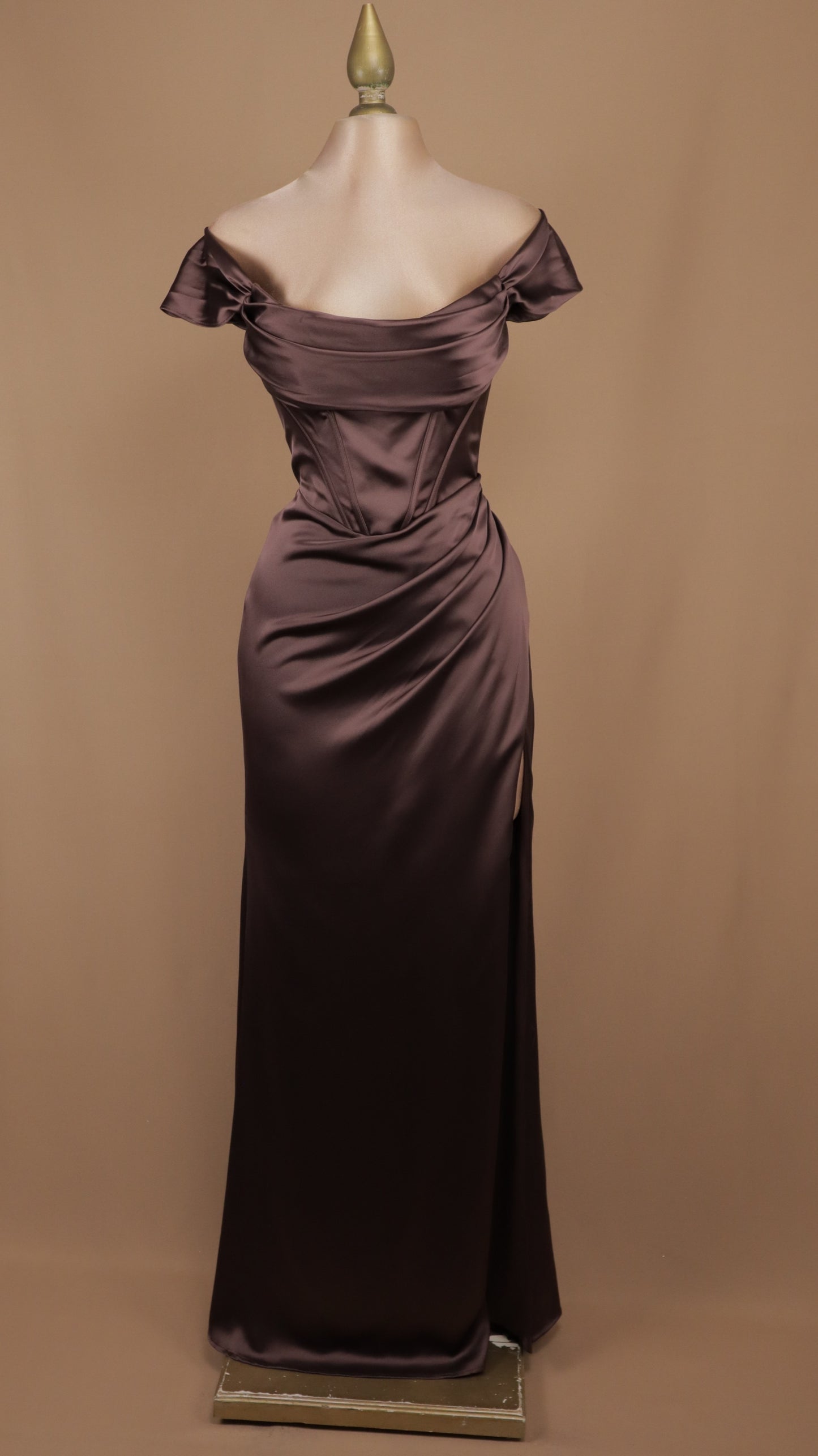 Vestido de gala de satén con corsé y al hombro