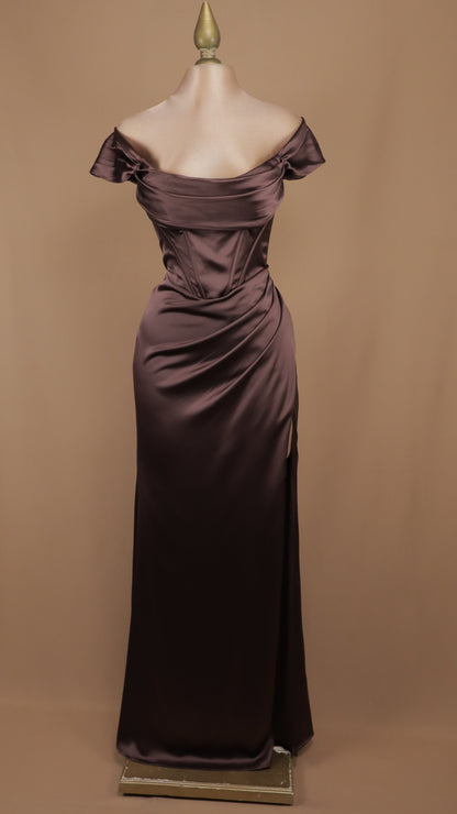 Vestido de gala de satén con corsé y al hombro