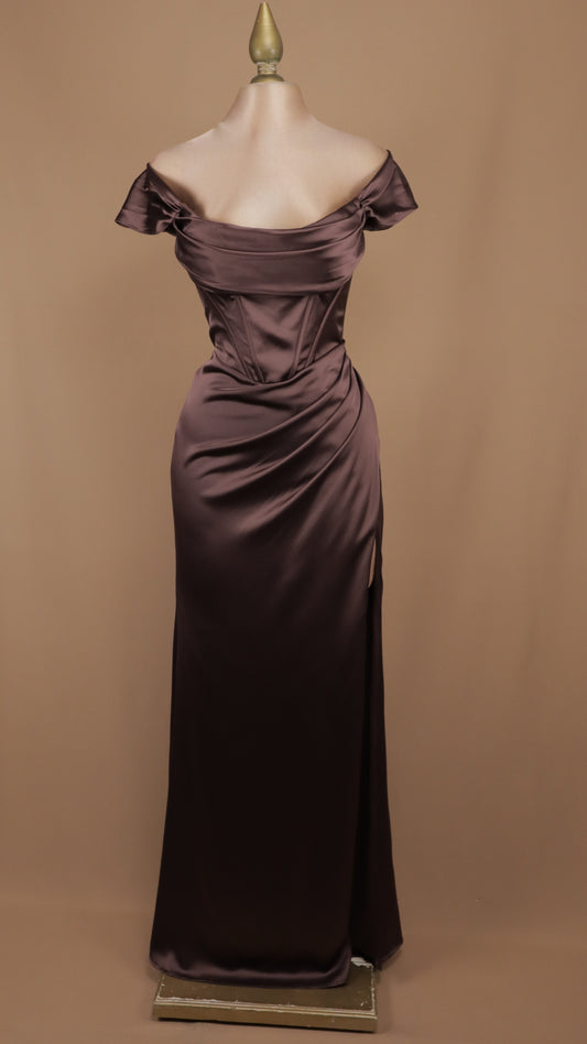 Vestido de gala de satén con corsé y al hombro