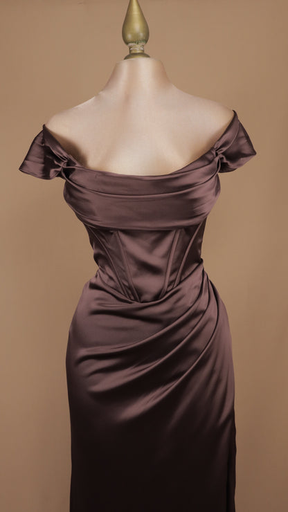 Vestido de gala de satén con corsé y al hombro