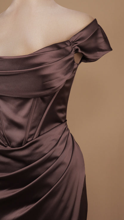 Vestido de gala de satén con corsé y al hombro