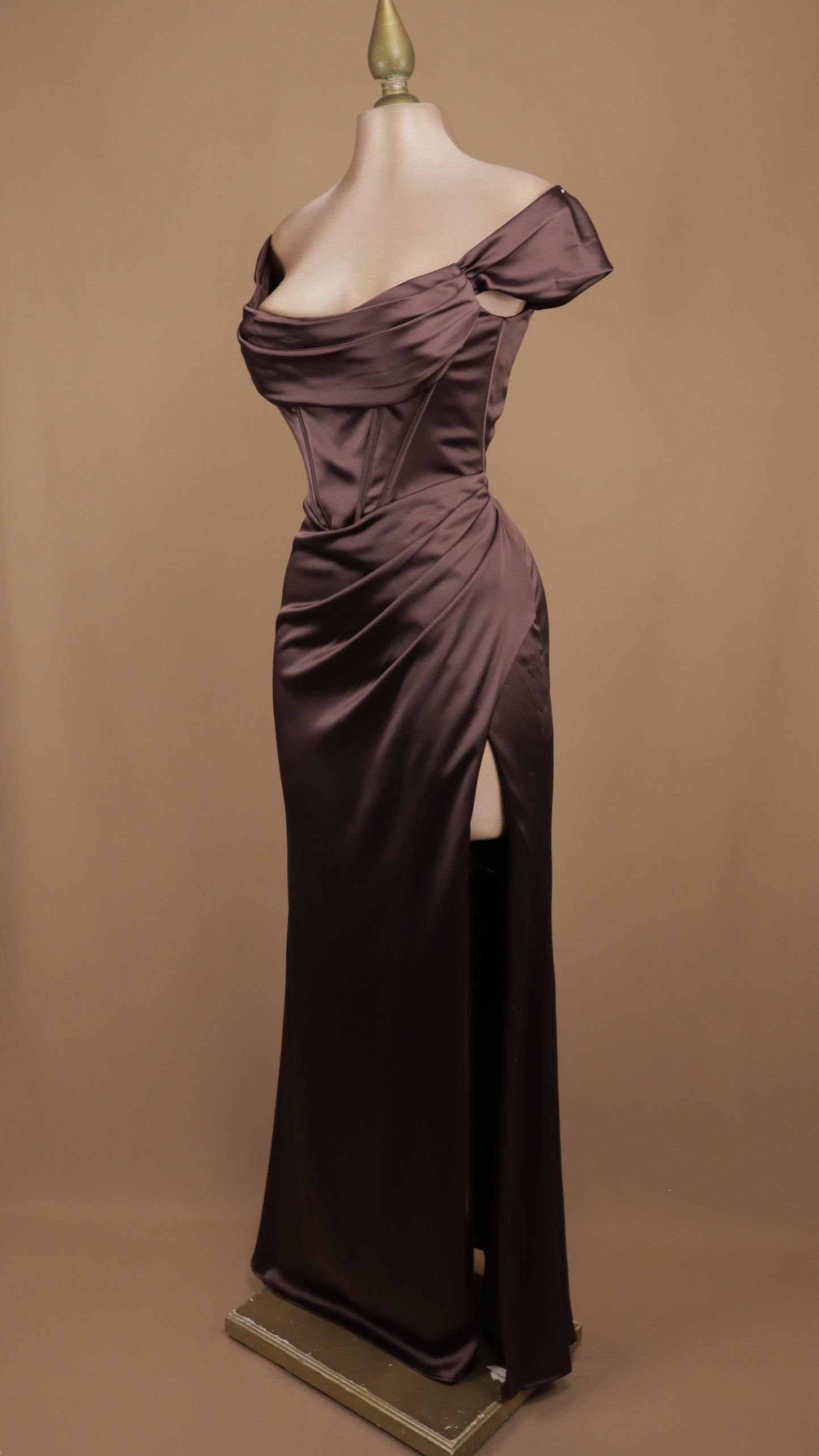 Vestido de gala de satén con corsé y al hombro