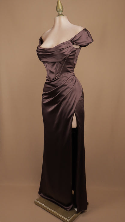 Vestido de gala de satén con corsé y al hombro