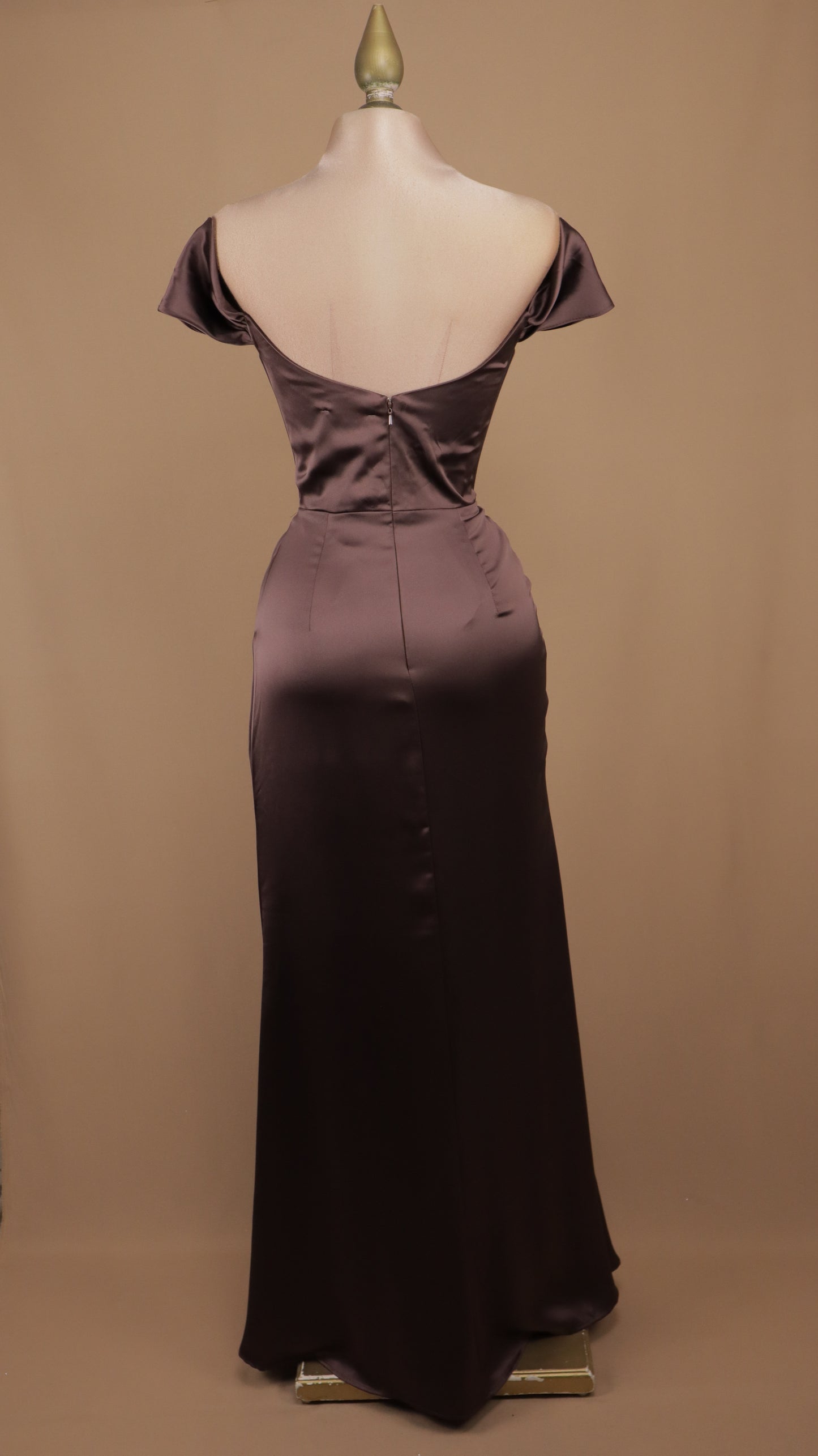 Vestido de gala de satén con corsé y al hombro