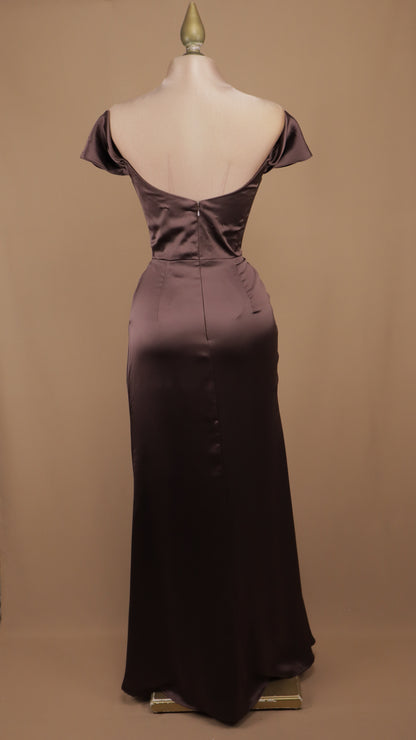 Vestido de gala de satén con corsé y al hombro