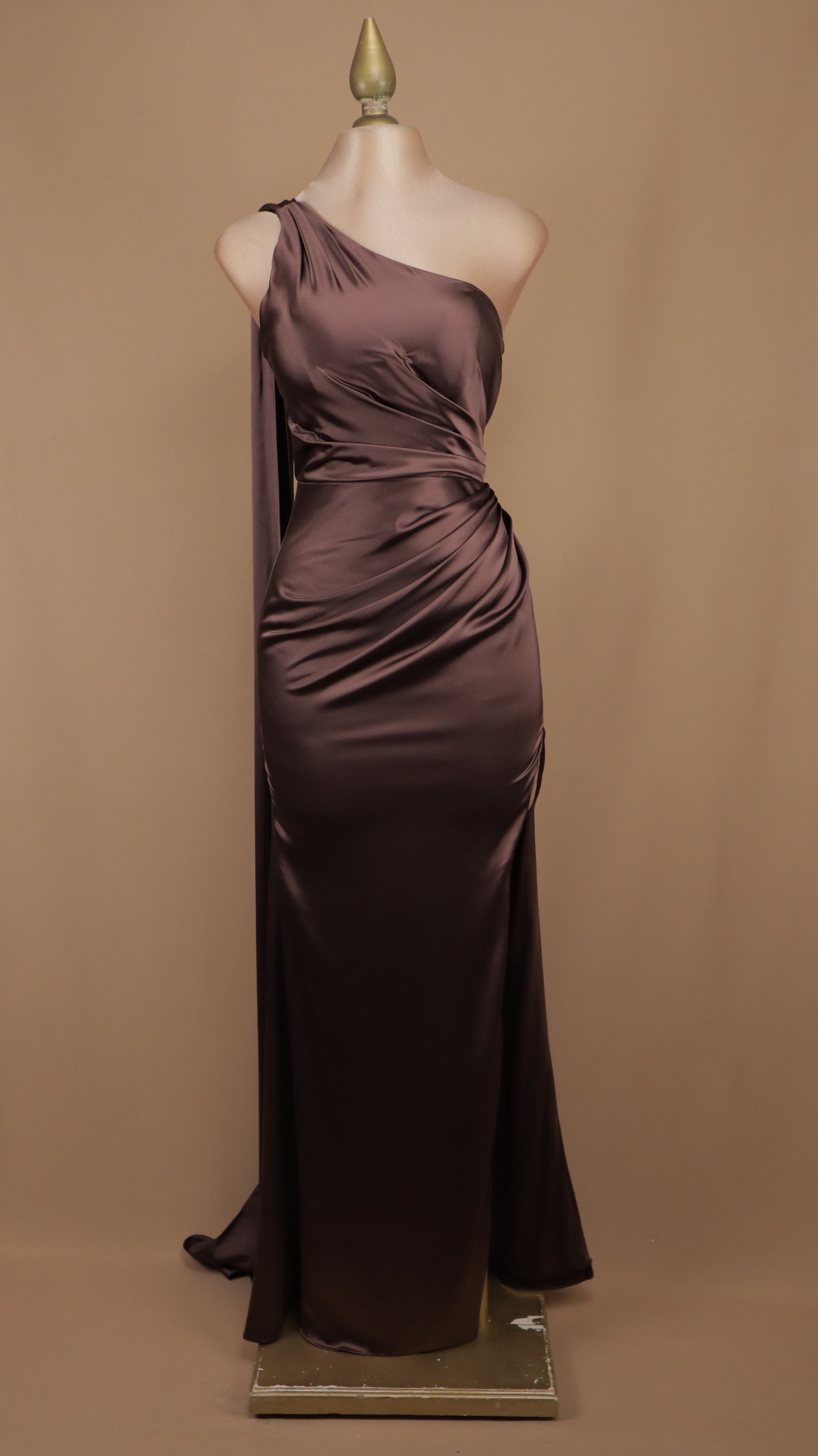 Vestido largo con escote asimétrico y cauda en espalda