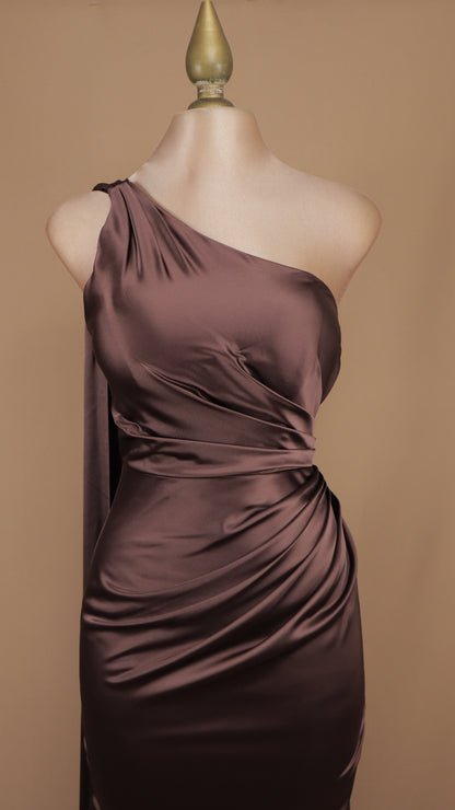 Vestido largo con escote asimétrico y cauda en espalda
