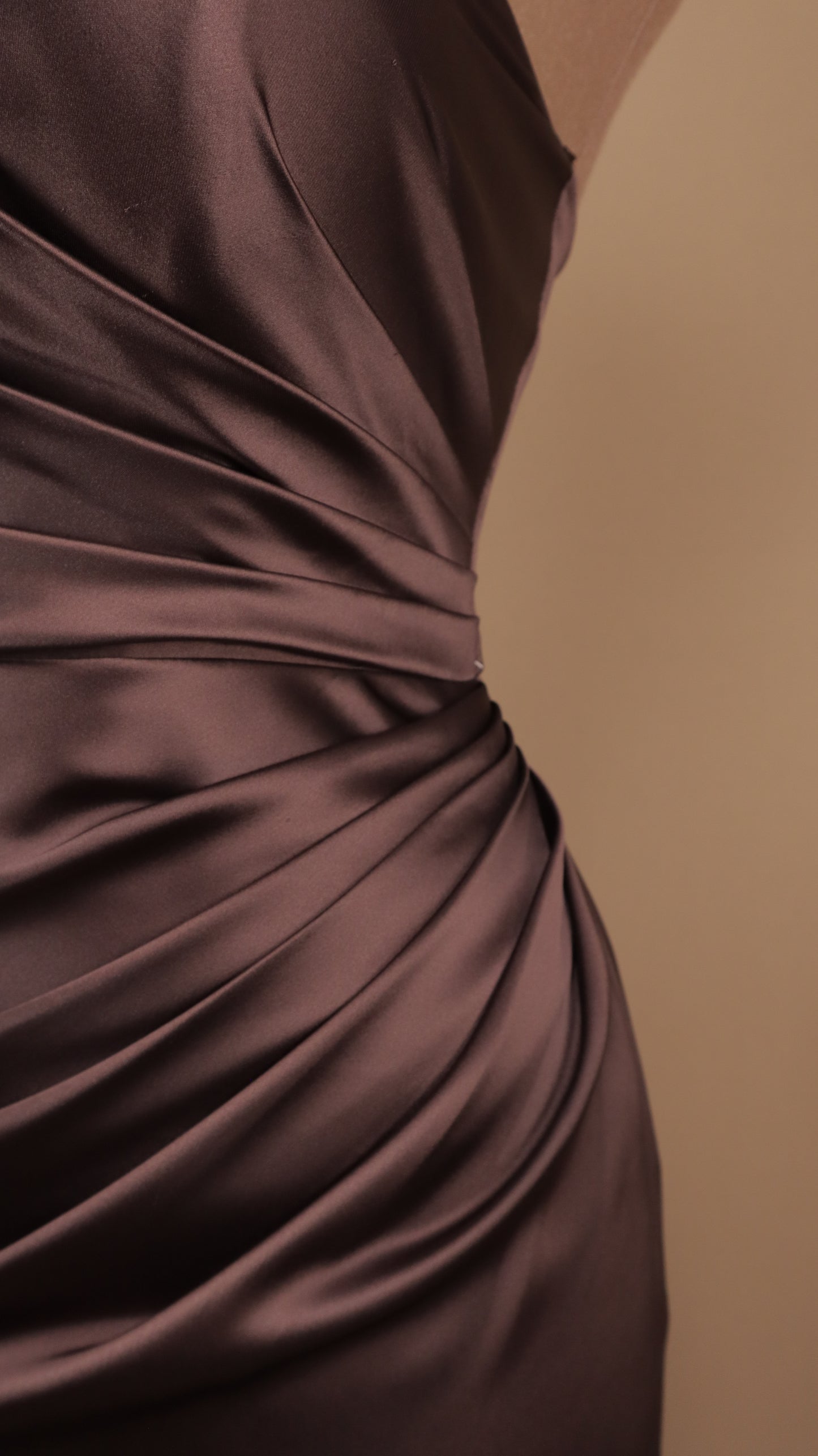 Vestido largo con escote asimétrico y cauda en espalda