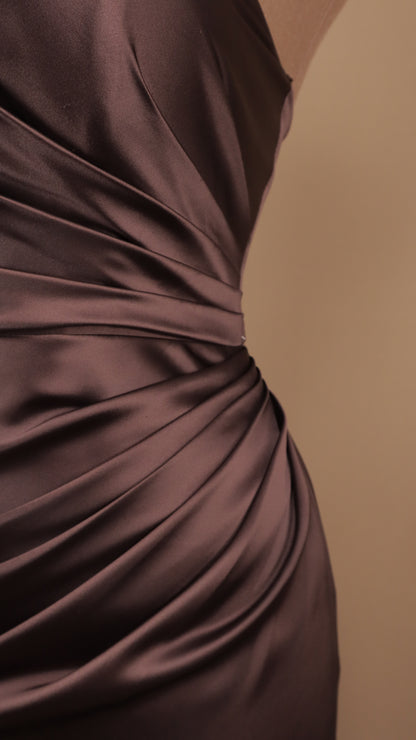 Vestido largo con escote asimétrico y cauda en espalda