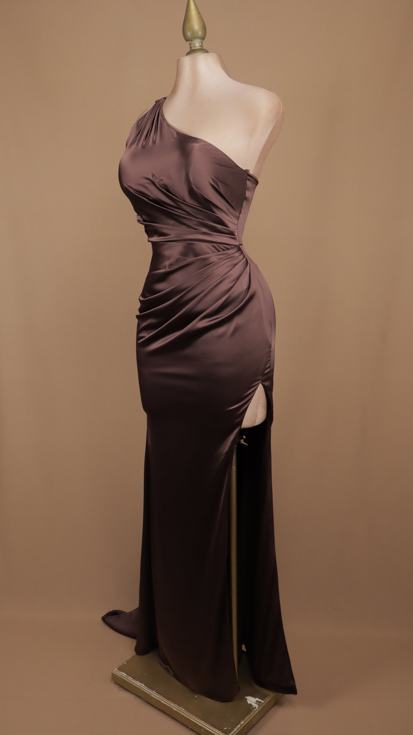 Vestido largo con escote asimétrico y cauda en espalda
