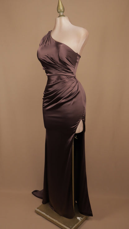 Vestido largo con escote asimétrico y cauda en espalda