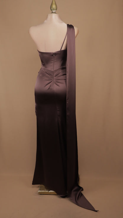 Vestido largo con escote asimétrico y cauda en espalda