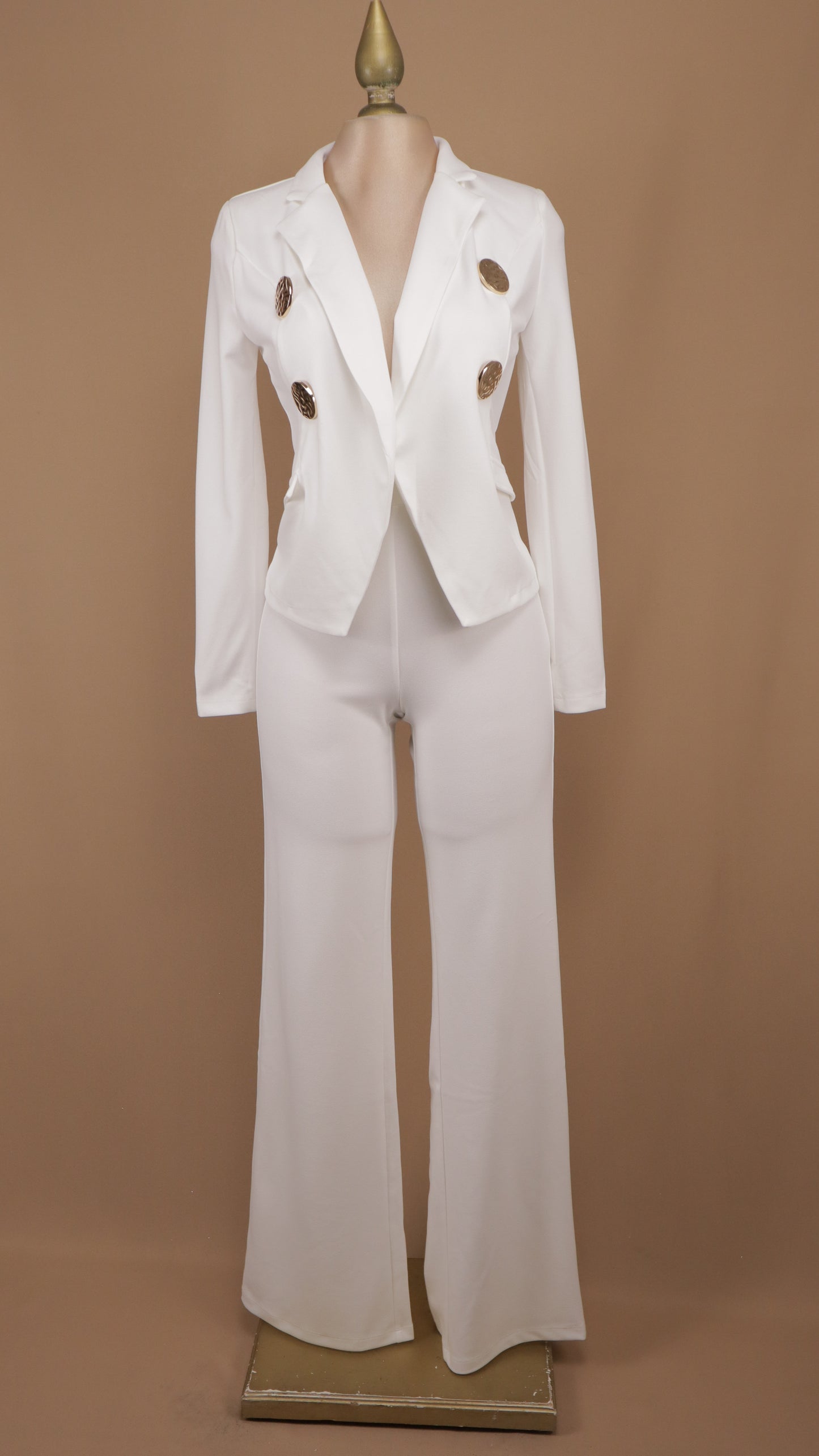 Conjunto sastre elegante de dos piezas: Blazer entallado con doble botonadura dorada y pantalón de pierna ancha