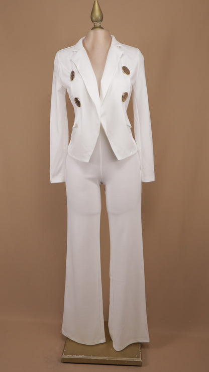 Conjunto sastre elegante de dos piezas: Blazer entallado con doble botonadura dorada y pantalón de pierna ancha