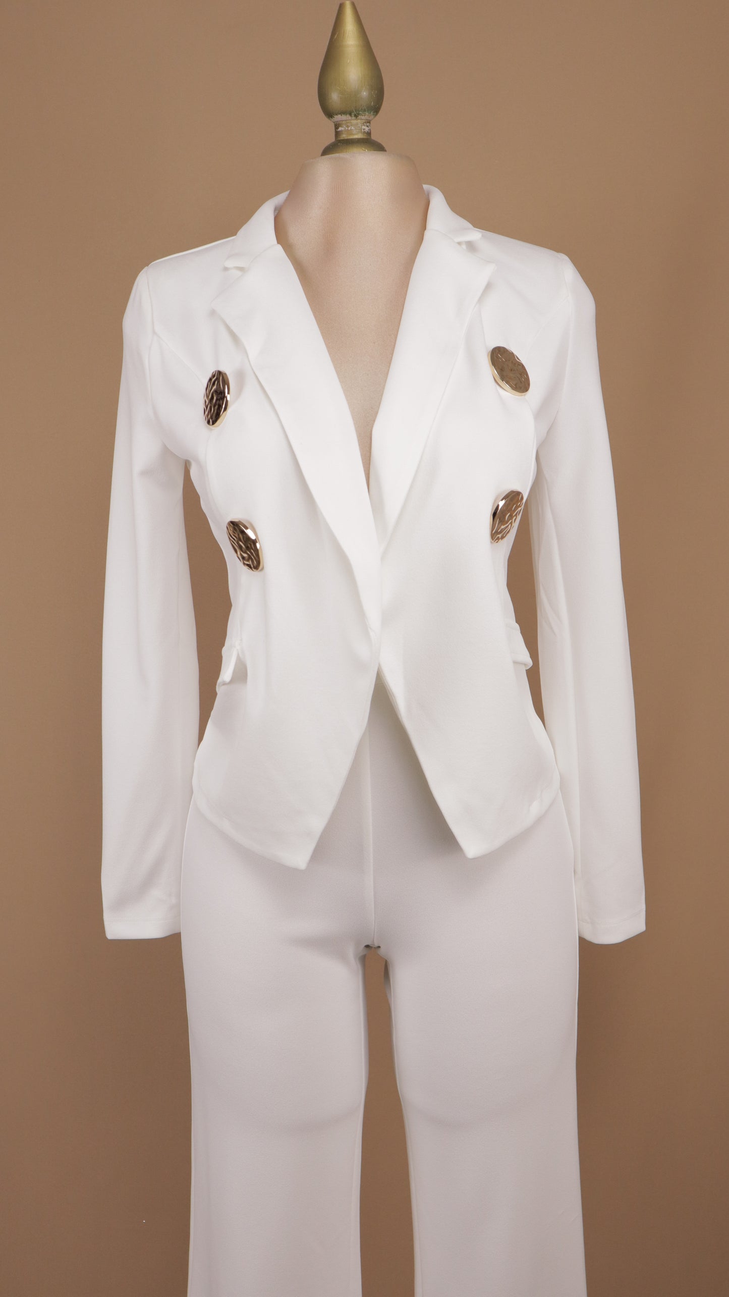 Conjunto sastre elegante de dos piezas: Blazer entallado con doble botonadura dorada y pantalón de pierna ancha