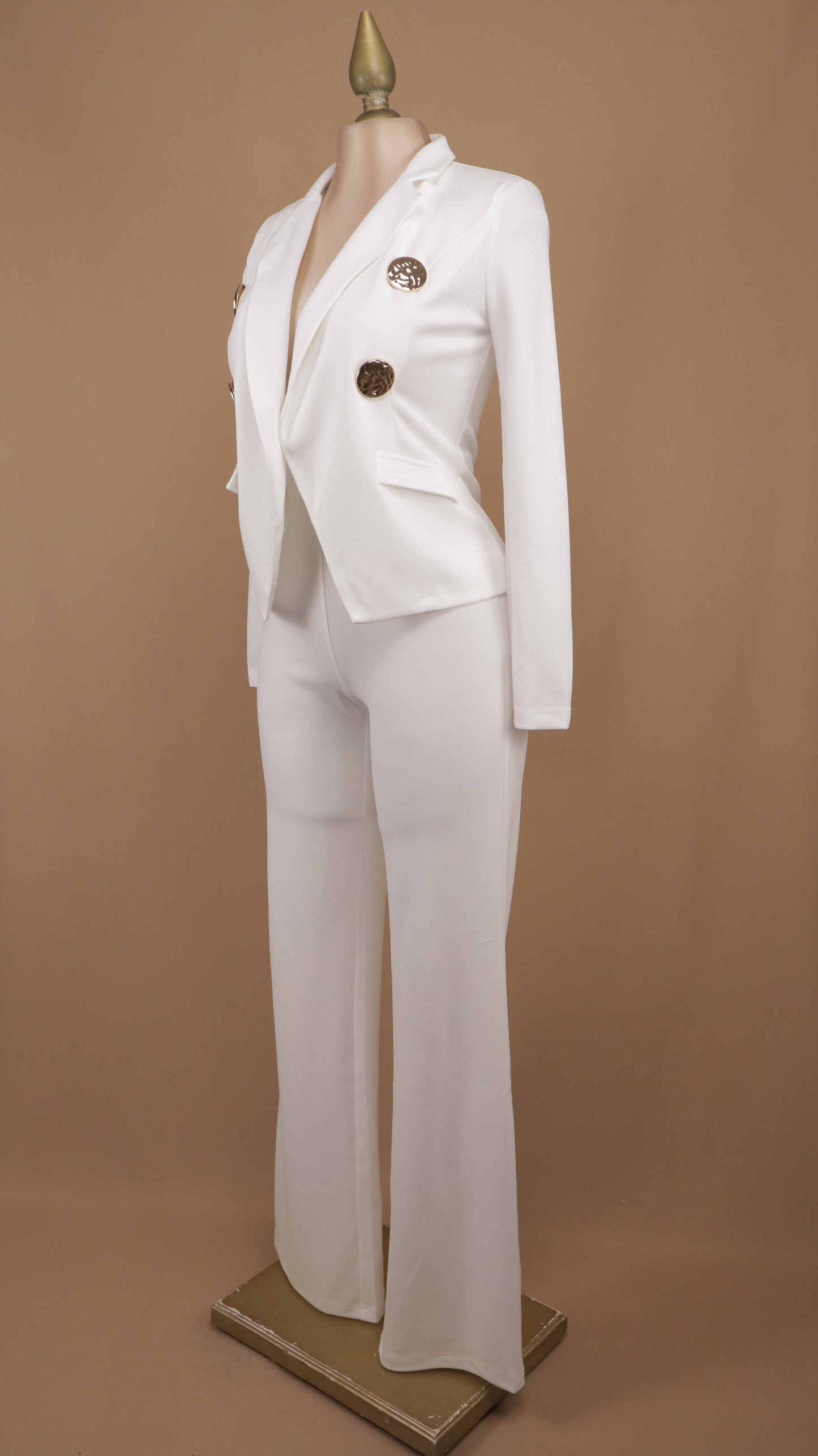 Conjunto sastre elegante de dos piezas: Blazer entallado con doble botonadura dorada y pantalón de pierna ancha