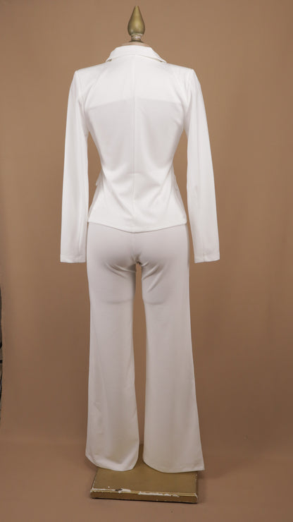 Conjunto sastre elegante de dos piezas: Blazer entallado con doble botonadura dorada y pantalón de pierna ancha