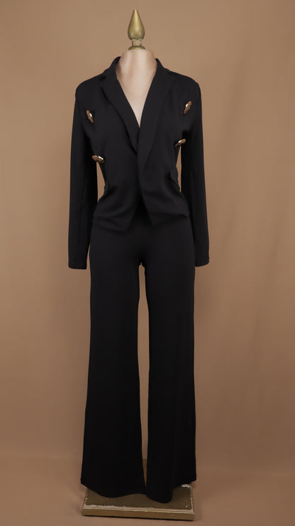 Conjunto sastre elegante de dos piezas: Blazer entallado con doble botonadura dorada y pantalón de pierna ancha