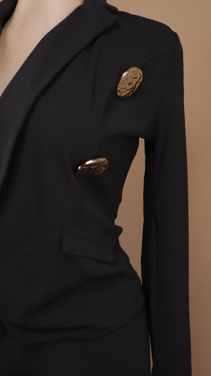 Conjunto sastre elegante de dos piezas: Blazer entallado con doble botonadura dorada y pantalón de pierna ancha