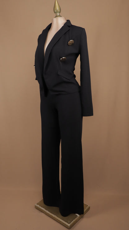 Conjunto sastre elegante de dos piezas: Blazer entallado con doble botonadura dorada y pantalón de pierna ancha