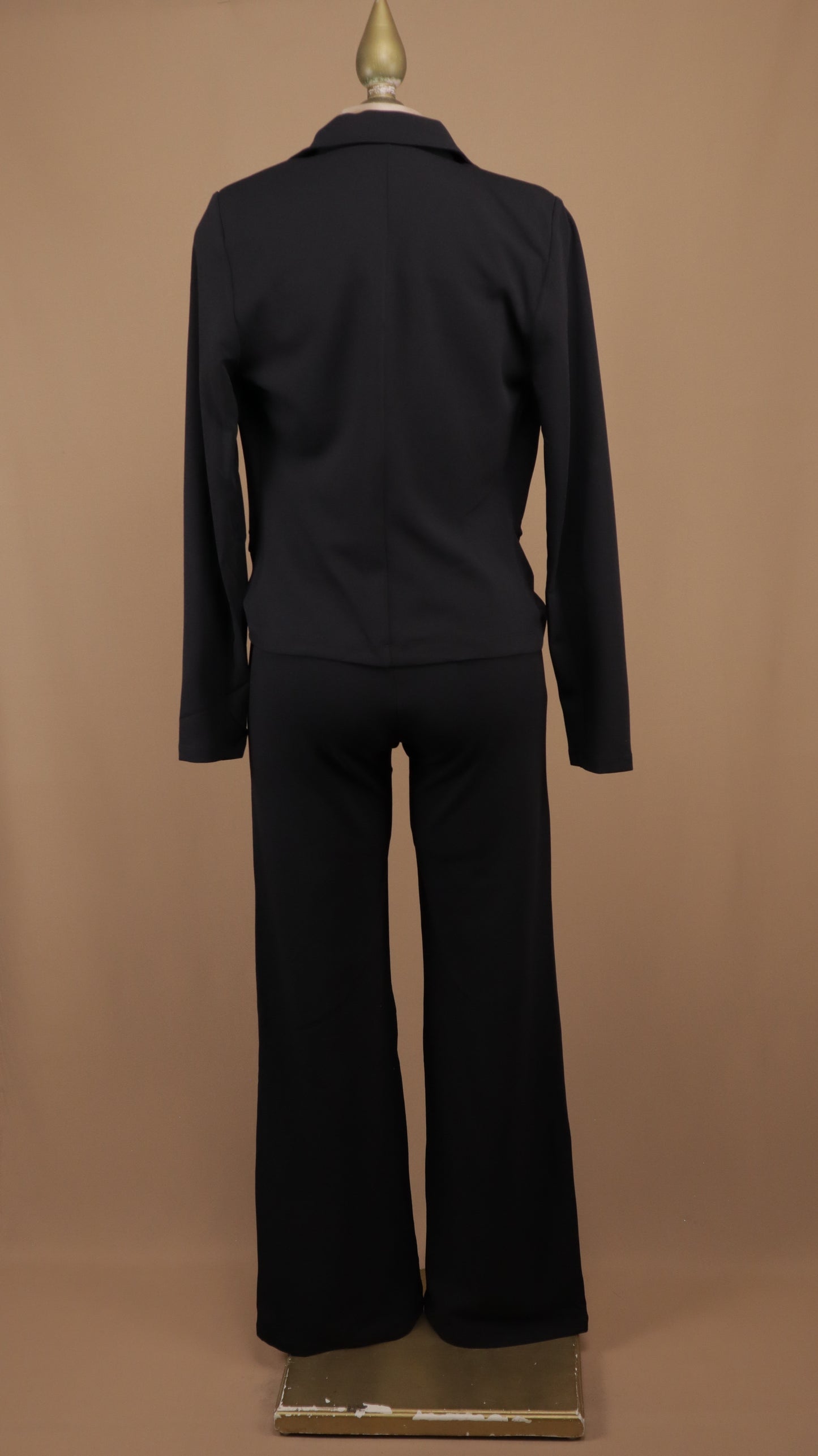 Conjunto sastre elegante de dos piezas: Blazer entallado con doble botonadura dorada y pantalón de pierna ancha