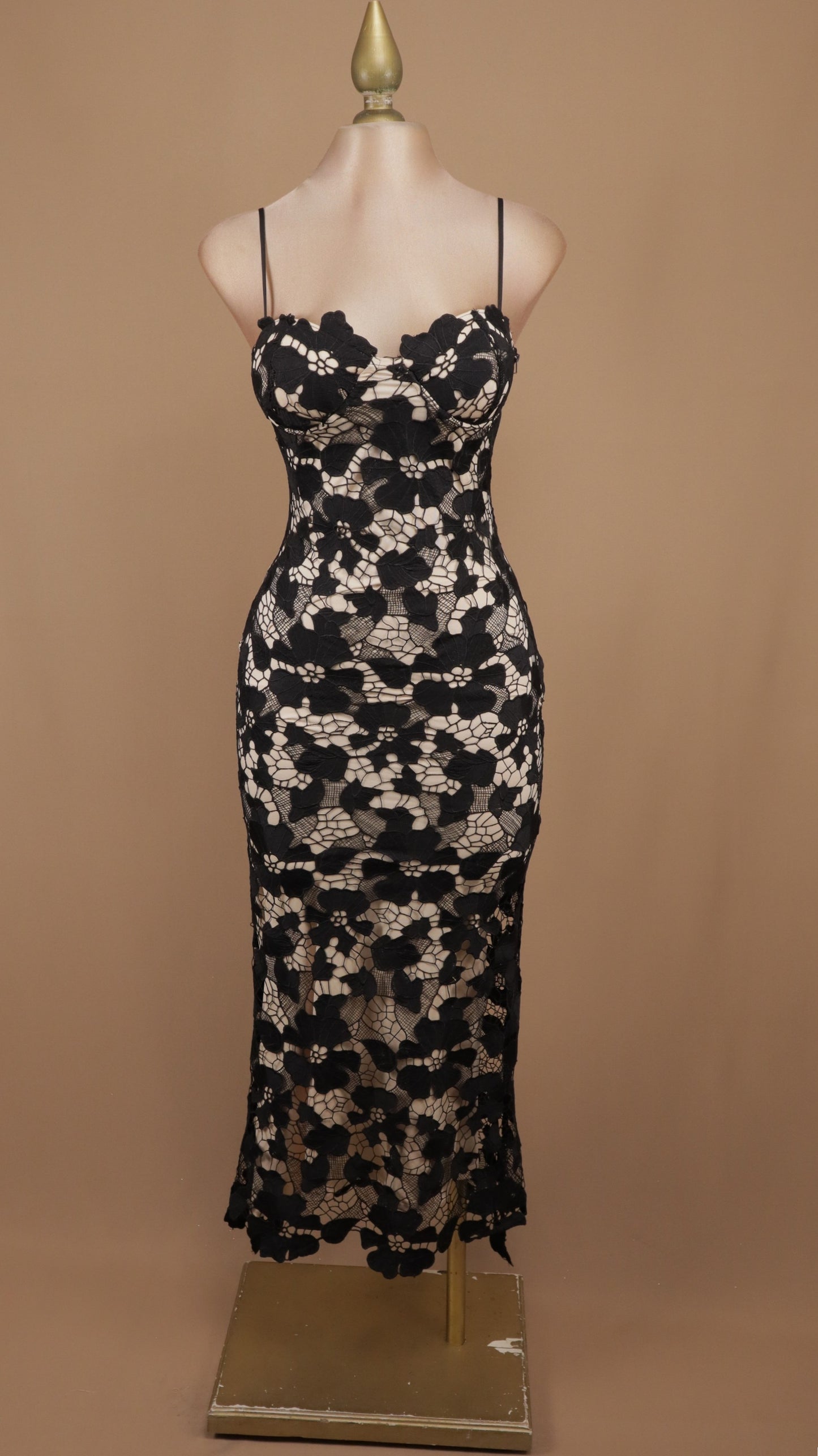 Vestido midi de encaje guipur sobre fondo nude con escote bustier