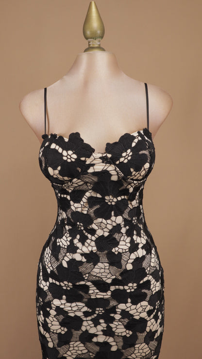 Vestido midi de encaje guipur sobre fondo nude con escote bustier