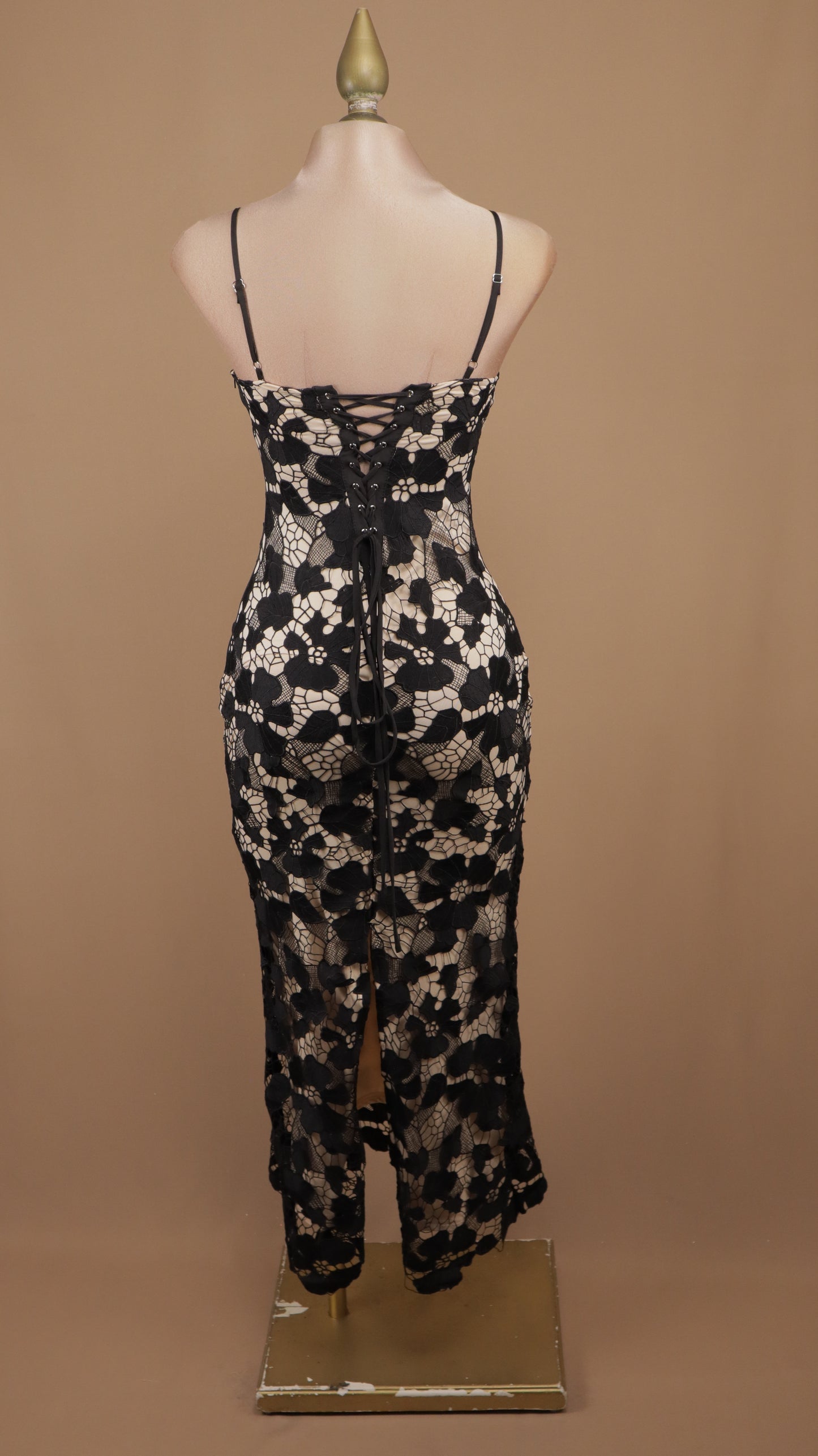 Vestido midi de encaje guipur sobre fondo nude con escote bustier