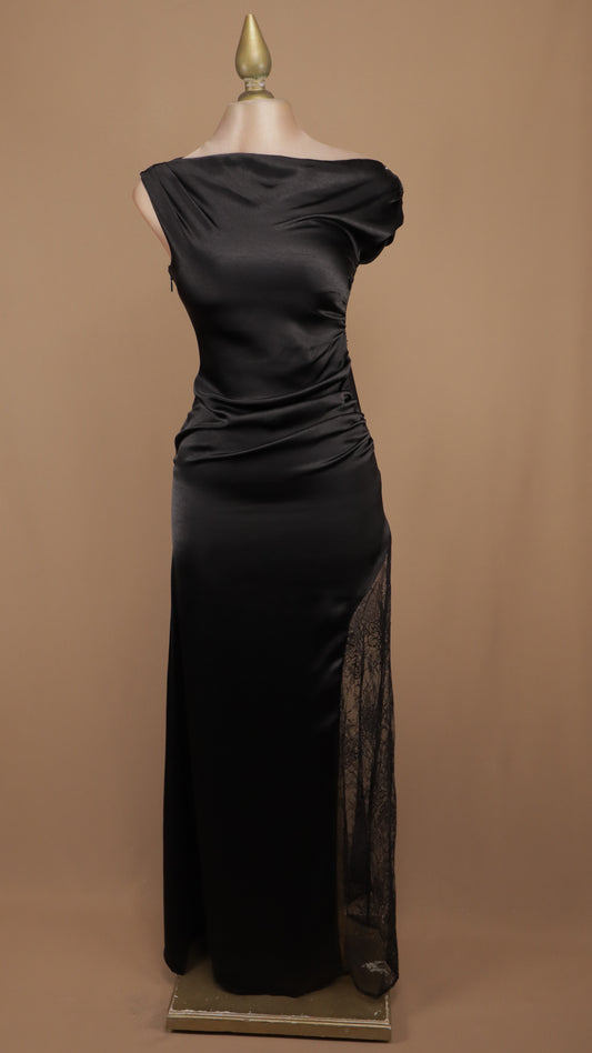 Vestido largo satinado asimétrico con encaje en pierna