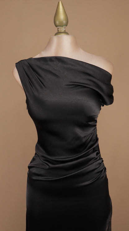 Vestido largo satinado asimétrico con encaje en pierna