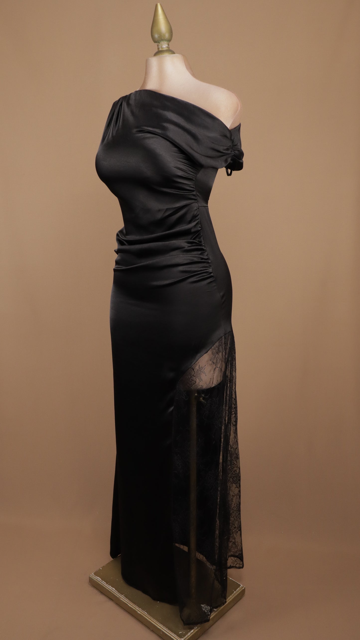 Vestido largo satinado asimétrico con encaje en pierna