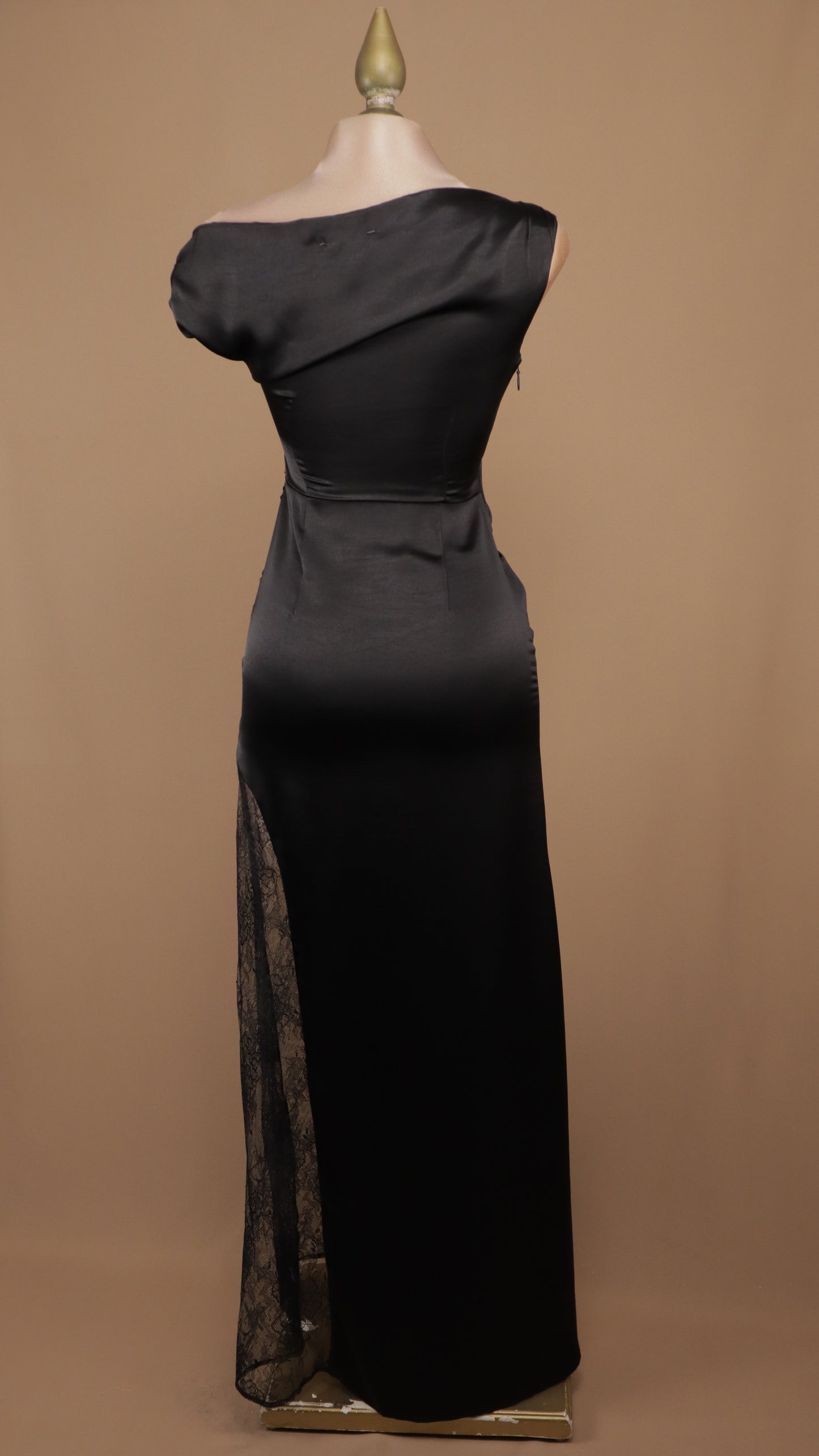 Vestido largo satinado asimétrico con encaje en pierna