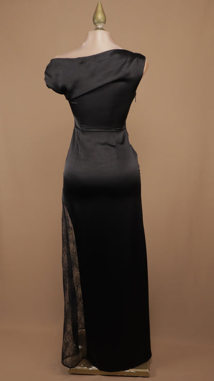 Vestido largo satinado asimétrico con encaje en pierna