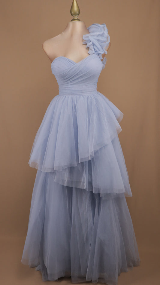 Vestido largo de tul con escote asimétrico y falda en capas escalonadas