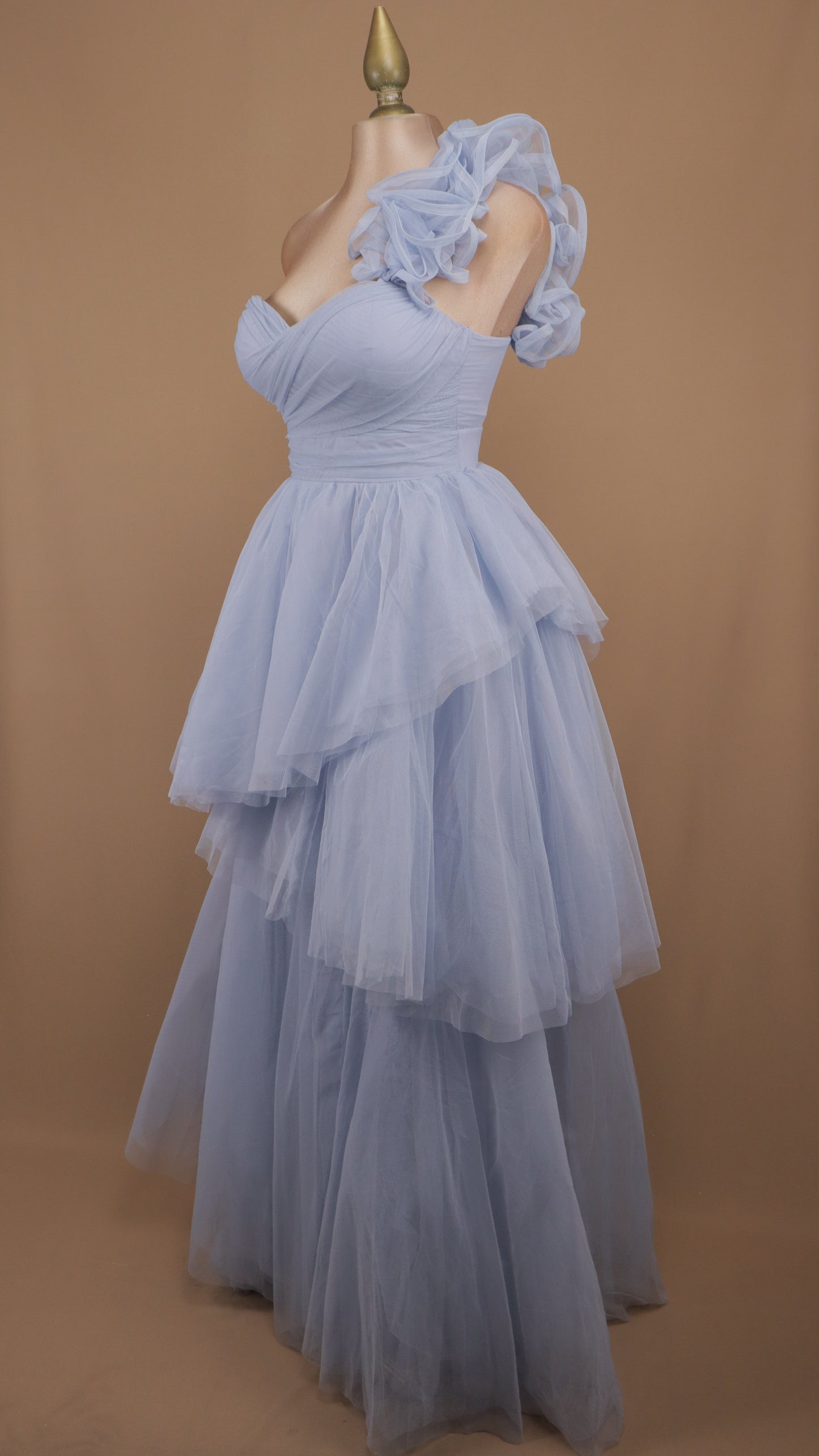 Vestido largo de tul con escote asimétrico y falda en capas escalonadas