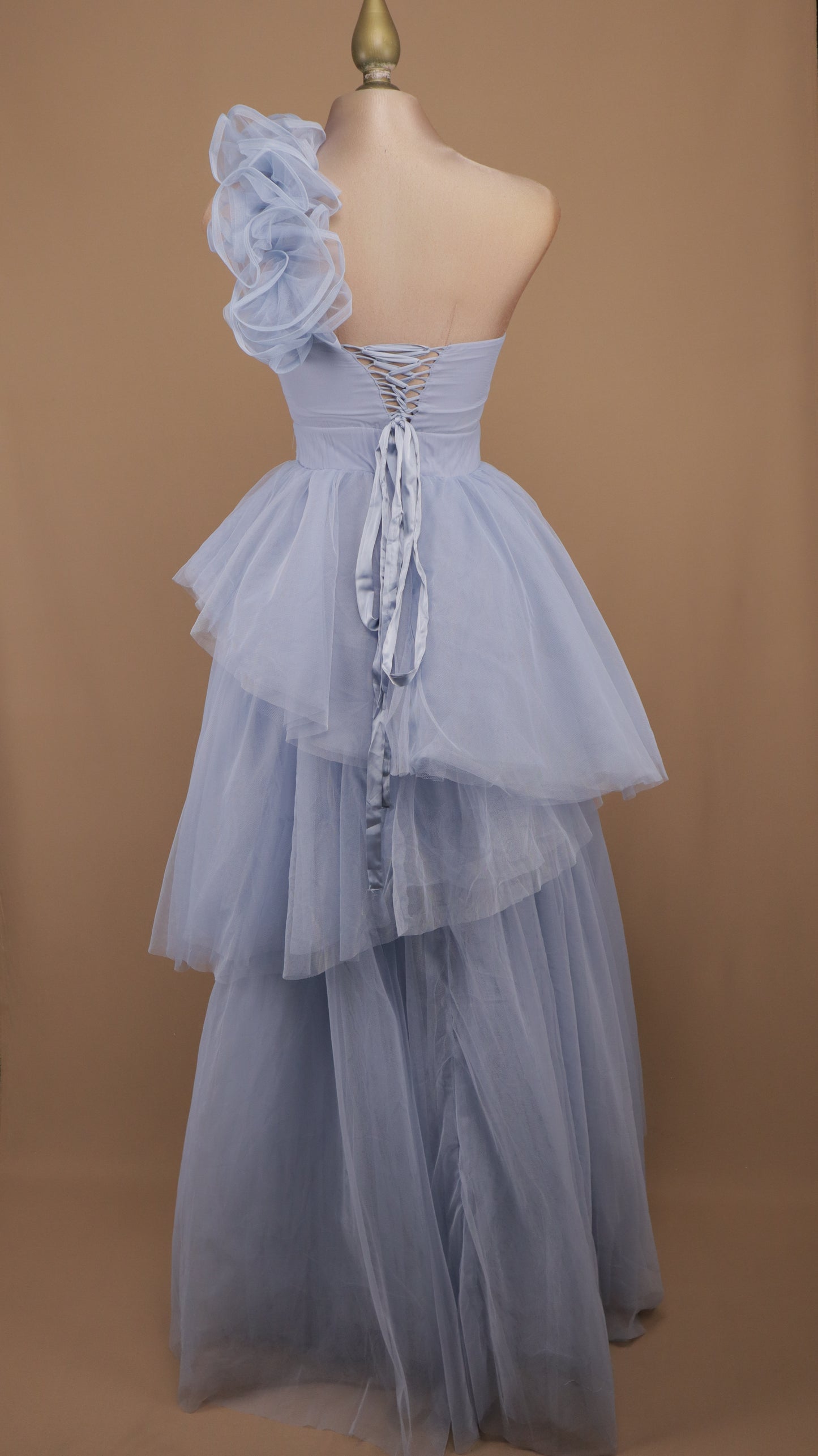Vestido largo de tul con escote asimétrico y falda en capas escalonadas