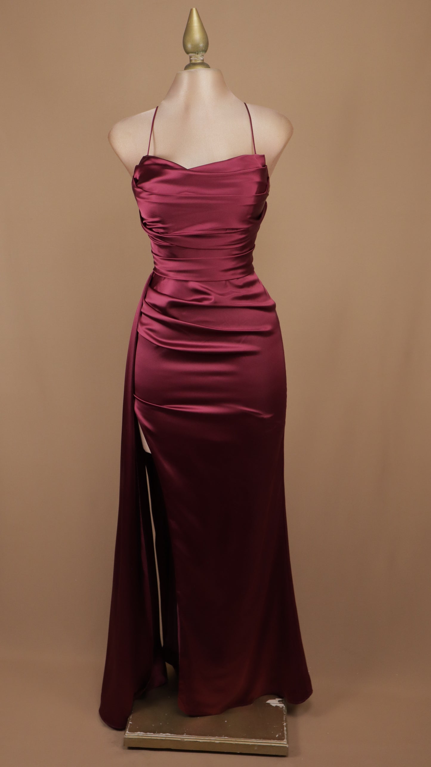 Vestido de gala largo en satén con drapeado ceñido y abertura lateral