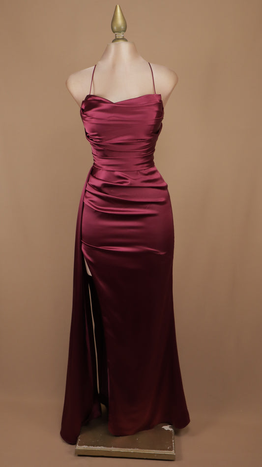 Vestido de gala largo en satén con drapeado ceñido y abertura lateral