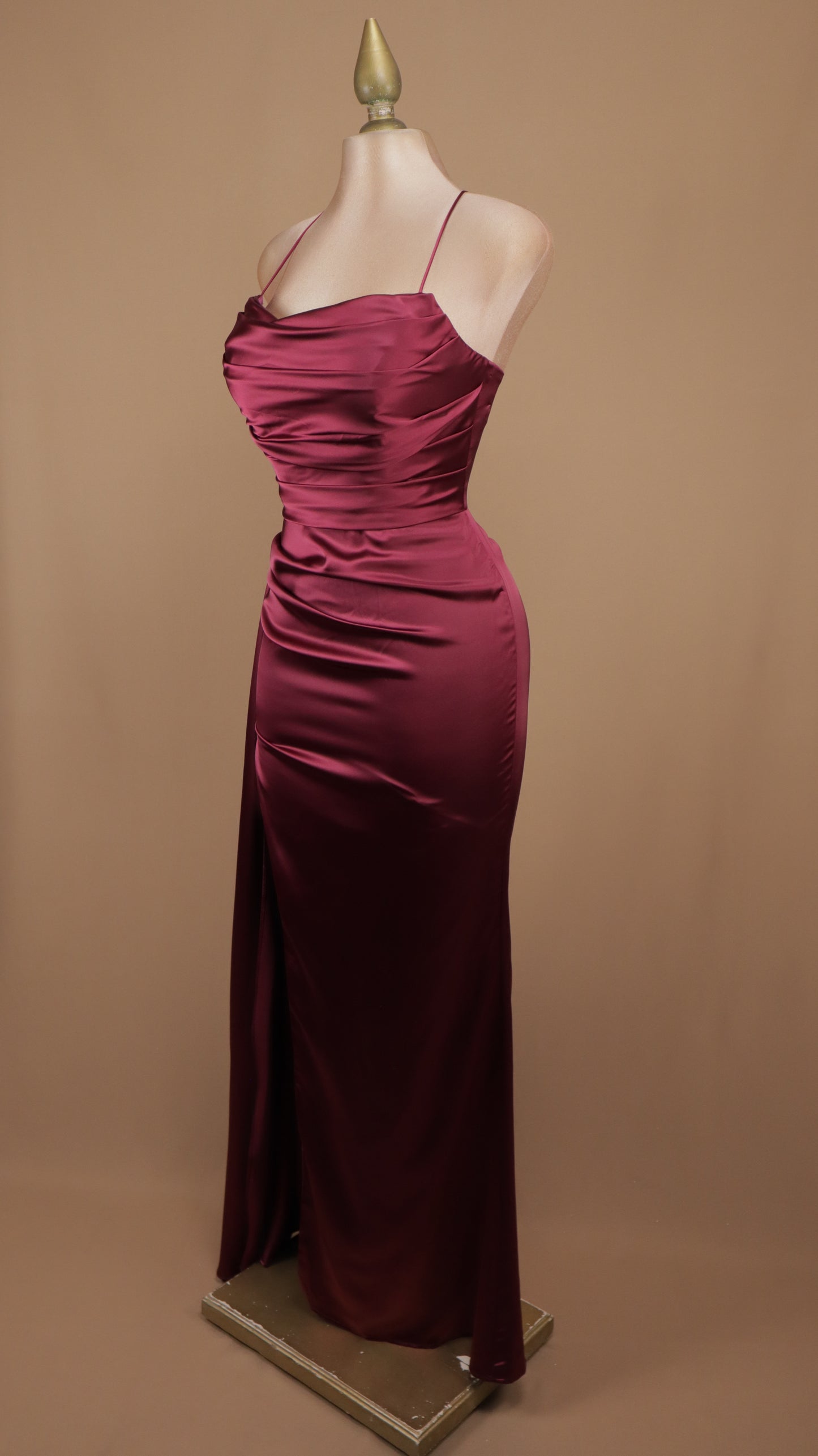 Vestido de gala largo en satén con drapeado ceñido y abertura lateral